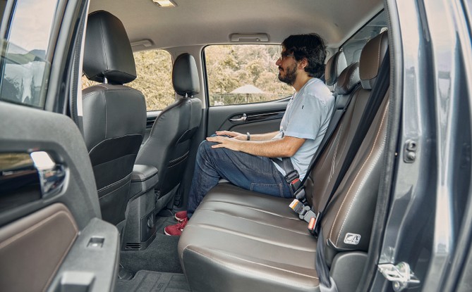 Chevrolet S10 - Faltam itens de conforto, mas espaço traseiro é bom 