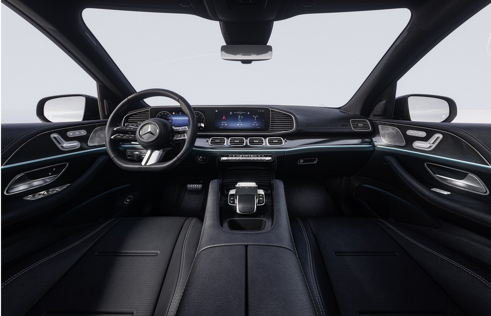 Interior do Mercedes-Benz GLE se destaca pelo MBUX, assistente virtual da marca — Foto: Divulgação