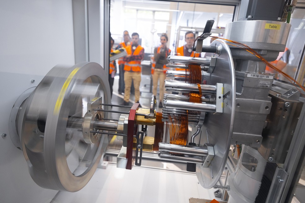 Nossa reportagem acompanha a linha de produção de motor elétrico da Renault em Cléon, França — Foto: Langephoto/Autoesporte