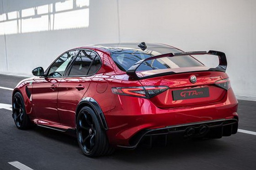 Alfa Romeo Giulia GTAm ten aerofólio digno de carro de corrida (Foto: Divulgação) — Foto: Auto Esporte