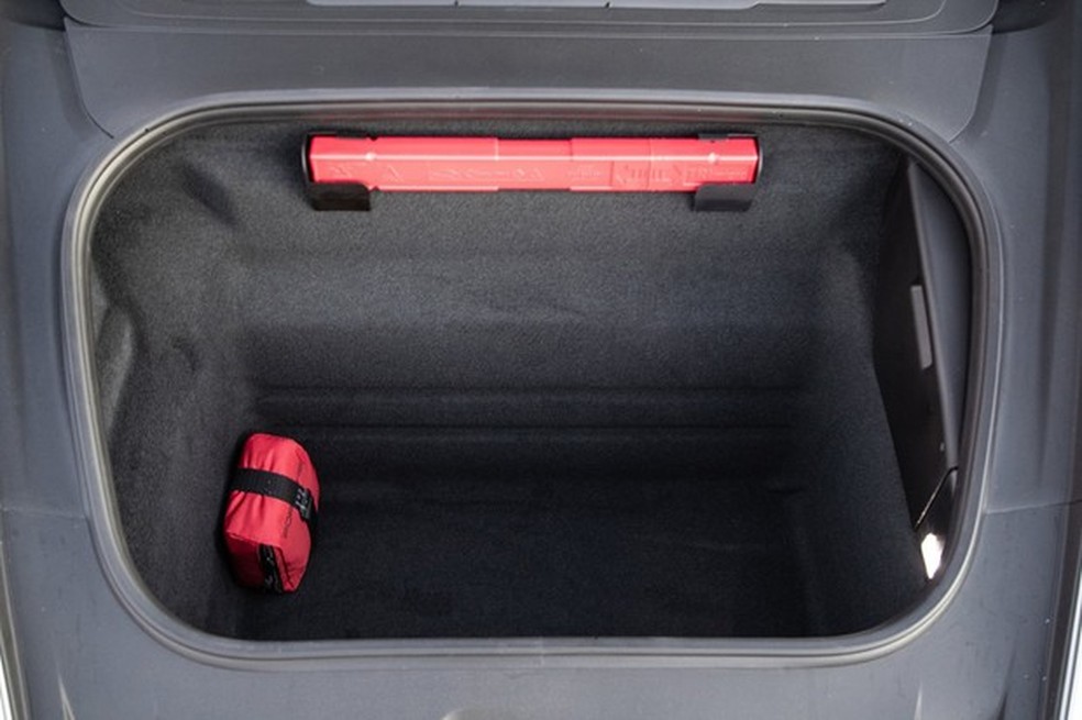Porta-malas dianteiro tem volume para duas malas, mas há o rebatimento dos bancos de trás (Foto: Divulgação) — Foto: Auto Esporte