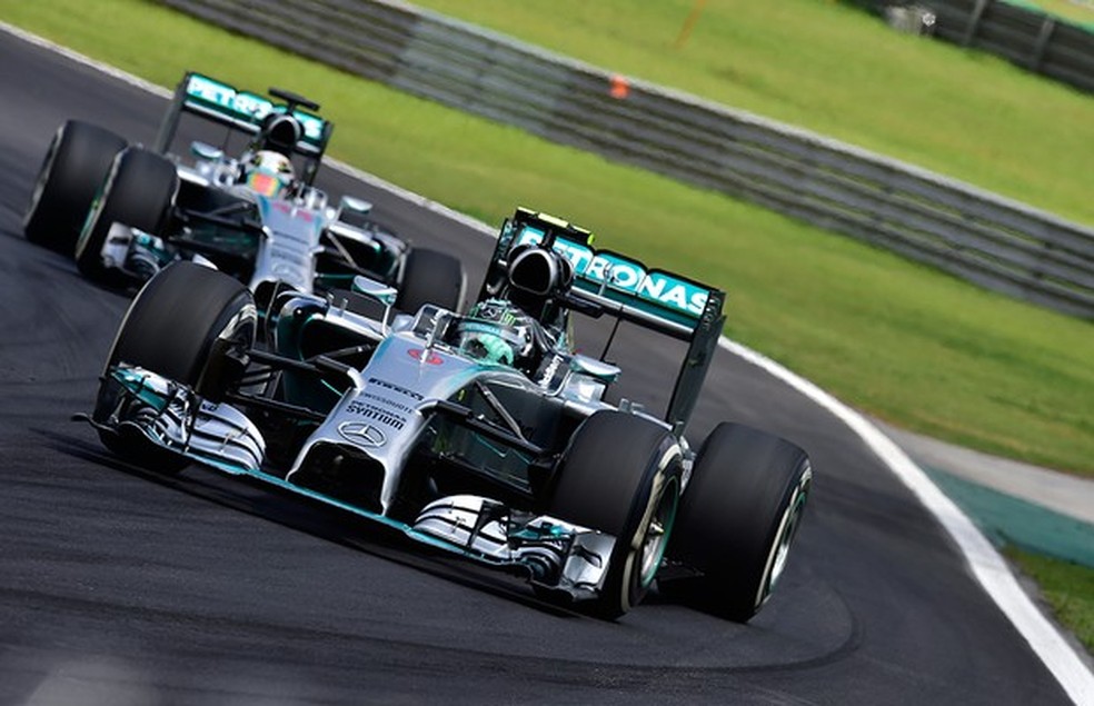 Nico Rosberg sendo caçado por Lewis Hamilton (Foto: Ivan Carneiro/ Auto News Brasil) — Foto: Auto Esporte