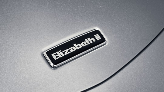 McLaren coloca Rainha Elizabeth II no capô de superesportivo para homenagear 70 anos do reinado