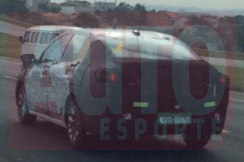 Novo Chevrolet Prisma começou a rodar bem camuflado (Foto: Lucas Gabriel/Auto News Brasil) — Foto: Auto Esporte