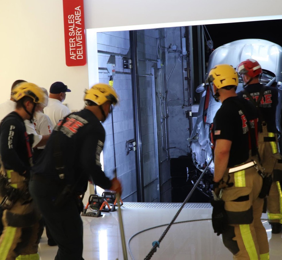 Bombeiros tiveram que cortar energia do prédio antes de remover a Ferrari Roma — Foto: Divulgação