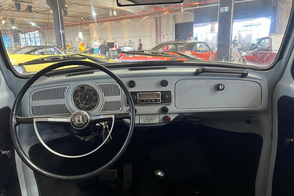 Alavanca de câmbio está alocada no console, e não na coluna de direção — Foto: Reprodução/Dream Car