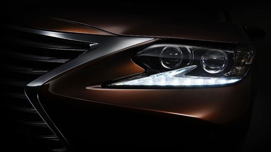 Lexus divulga teaser do sedã ES, que será renovado em Xangai