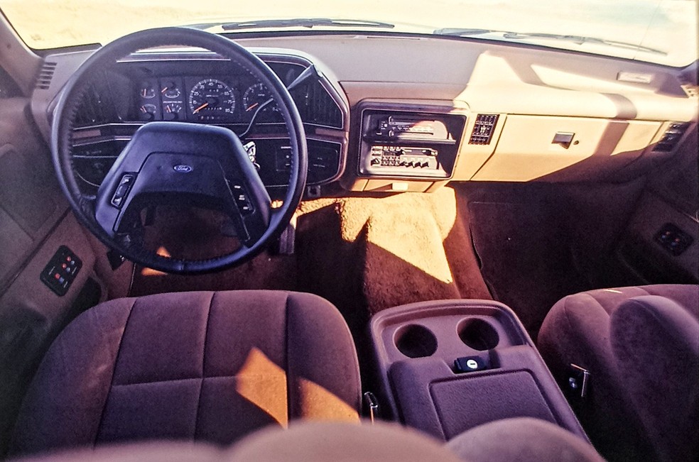 Interior lembra o da F-1000, mas em tom de bege e com alavanca de câmbio na coluna  — Foto: Auto News Brasil/José Rezende Mahar/Acervo MIAU