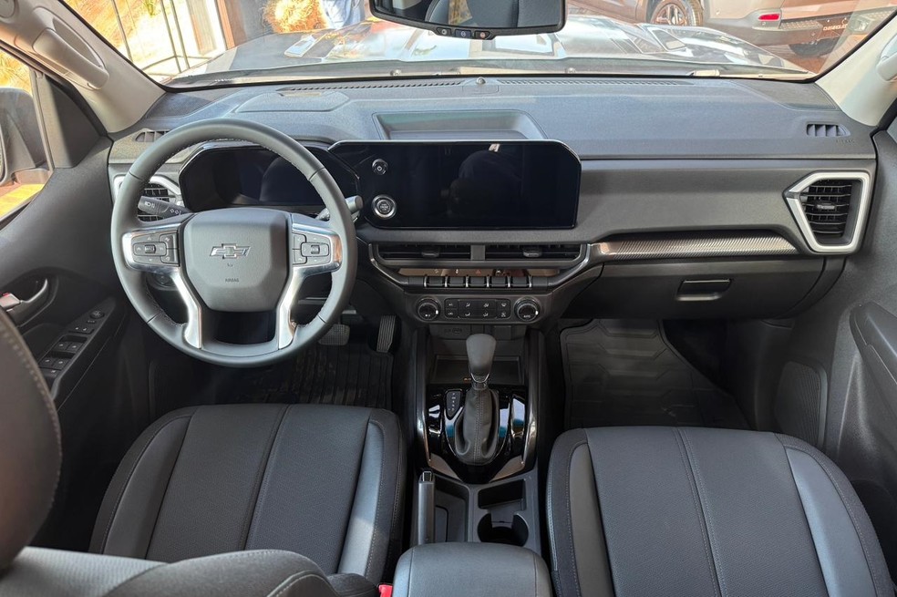 Cabine da Chevrolet S10 Trail Boss é a mesma de outras versões, com algumas diferenças — Foto: Vitória Drehmer/Auto News Brasil