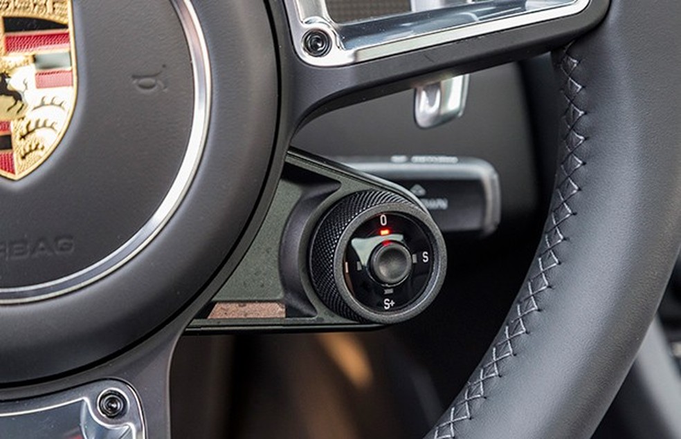 Ajustes de modos no volante incluem botão de resposta esportiva (Foto: Divulgação) — Foto: Auto Esporte