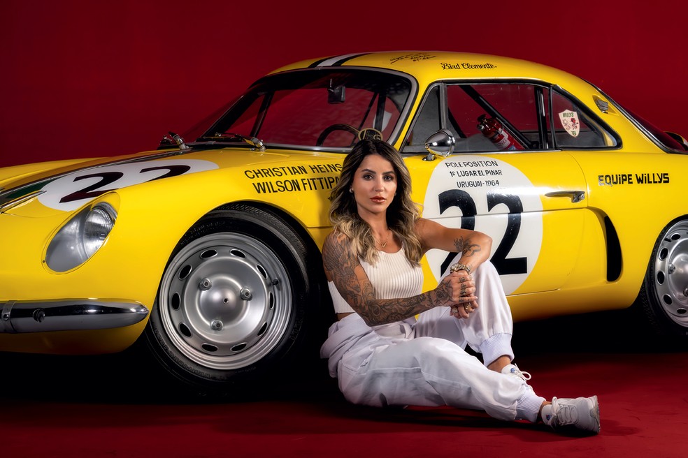 Leticia Bufoni estrelou capa da edição de 60 anos de SAuto News Brasil ao lado do Willys Interlagos! — Foto: Leo Sposito/Auto News Brasil