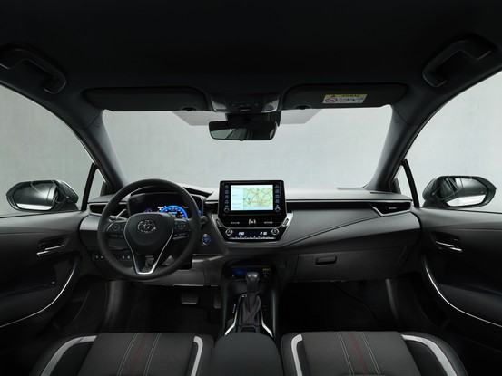 Interior do Corolla GRS conta com costuras em branco e vermelho