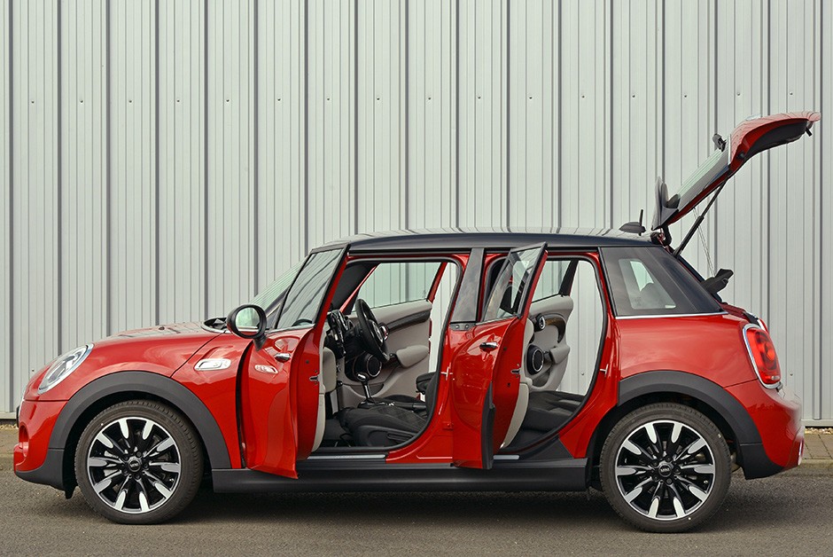 Mini Cooper com cinco portas