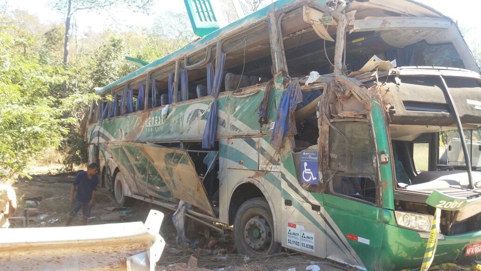 Acidente com ônibus deicou 9 mortos e 18 feridos no sul do Piauí — Foto: Divulgação/PRF