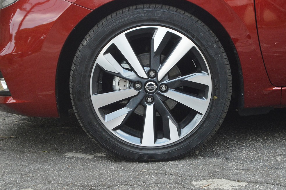 Versa aposta em rodas aro 17 na versão Exclusive e os pneus são 205/50 — Foto: André Schaun 