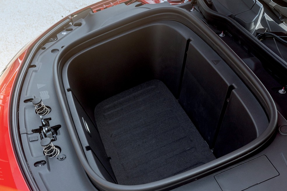 Configuração elétrica permite transformar o espaço sob o capô em "frunk"; na híbrida, espaço dará lugar a um motor 1.5 turbo feito em parceria com a Geely — Foto: Divulgação