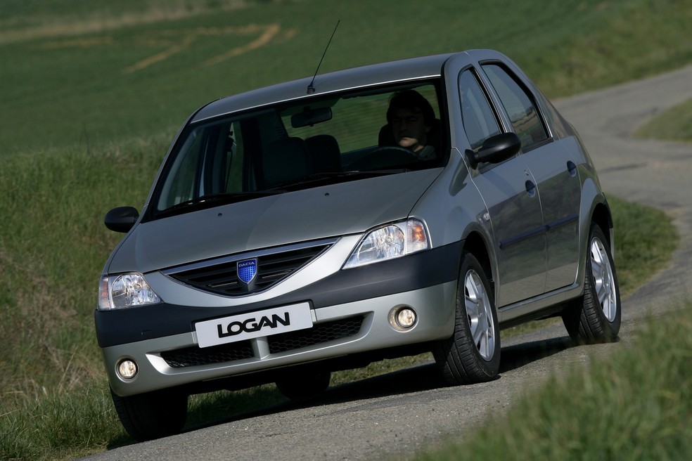 Dacia Logan foi lançado na Europa em 2004 e chegou ao Brasil em 2007 — Foto: Divulgação