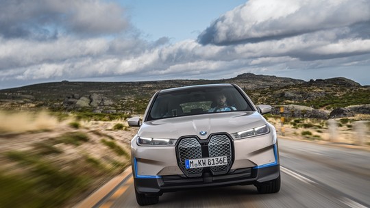 SUV elétrico da BMW esgota em 12h, mas clientes compraram o carro "no escuro"