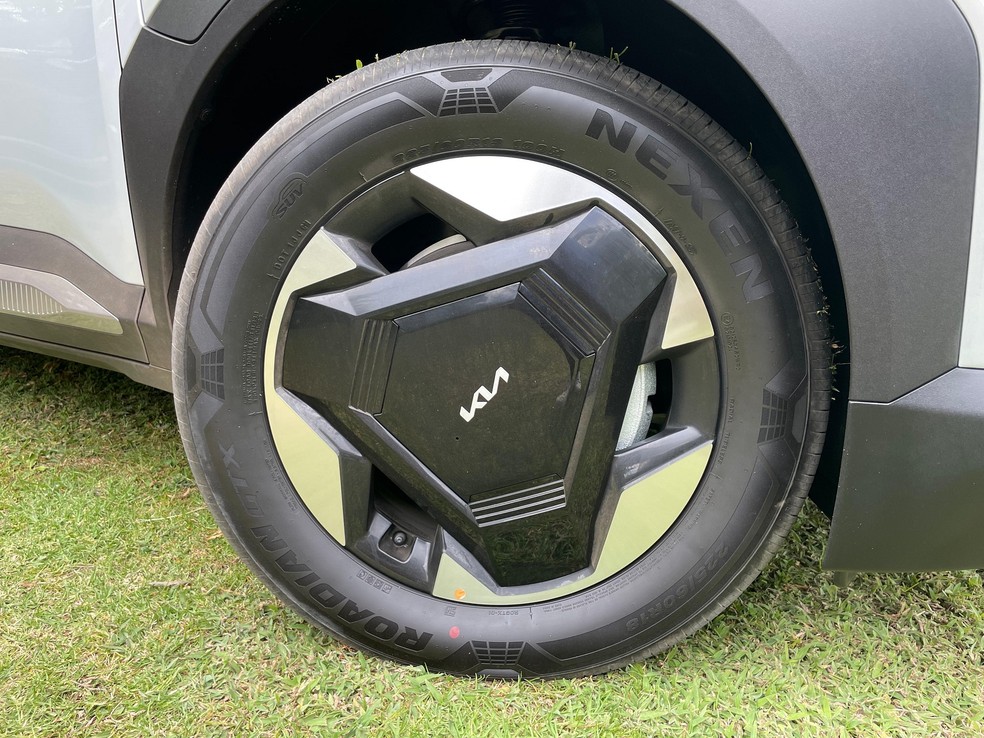 Pneus nas medidas 225/60 R18 são grossos e ajudam a amortecer parte dos impactos do Kia EV5 — Foto: Cauê Lira/Auto News Brasil