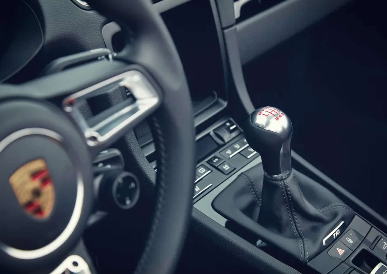 Vídeo: ladrões tentam roubar Porsche, mas desistem por não saberem usar câmbio manual