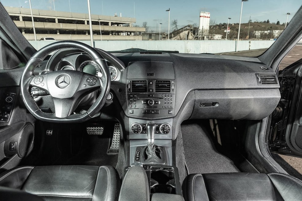 O interior da Mercedes-AMG C63 Estate de Michael Schumacher tem algumas marcas, mas no geral parece bem conservado — Foto: Divulgação