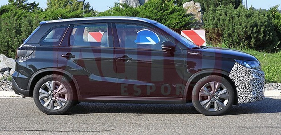 Suzuki Vitara flagrado em teste com leve facelift na Europa (Foto: Automedia) — Foto: Auto Esporte