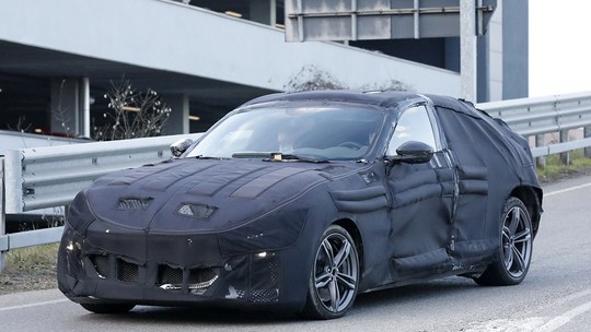 Ferrari Purosangue é flagrada com carroceria final e não será um SUV tradicional como o Urus