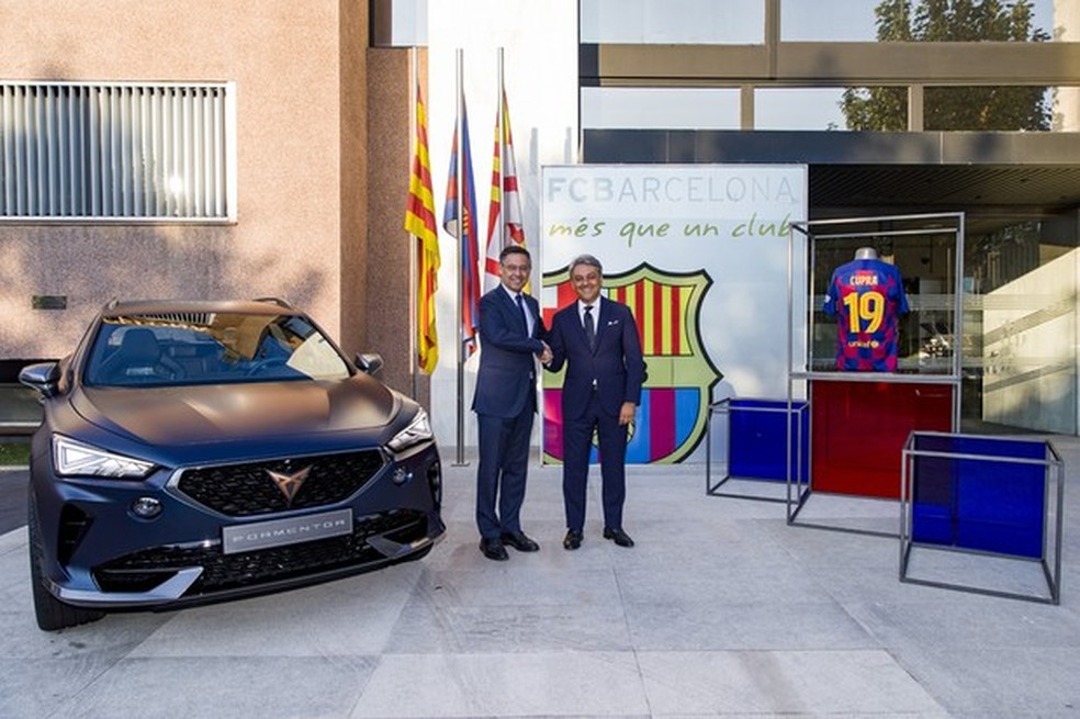 Presidente do Barcelona e CEO da Cupra selam o acordo (Foto: Divulgação) — Foto: Auto Esporte