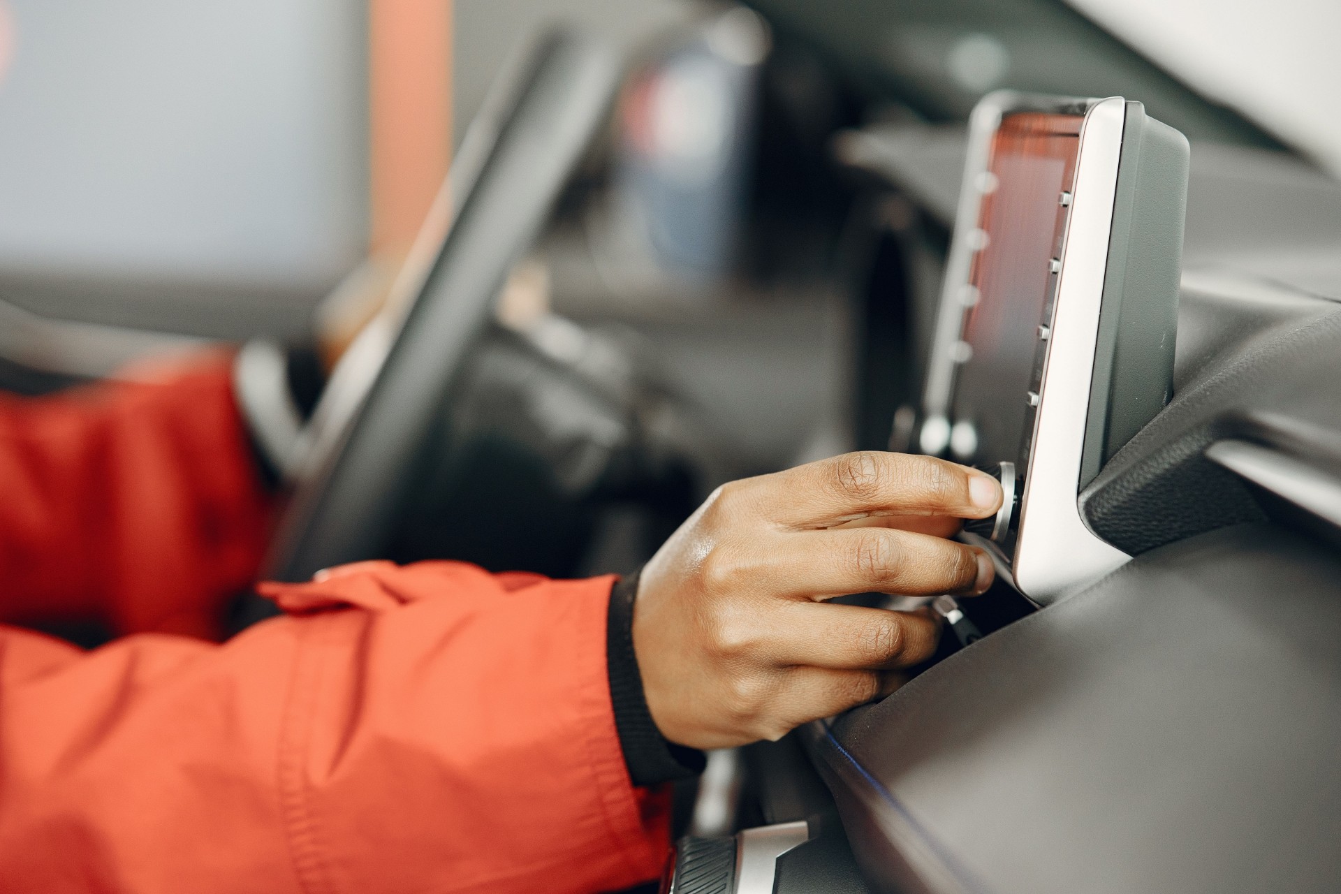 Imagem de rádios automotivos de baixo custo com funções de conectividade