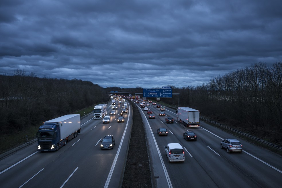 Mantenha distância dos veículos, tanto em momentos de trânsito fluido, quanto nos congestionamentos — Foto: Banco de imagens