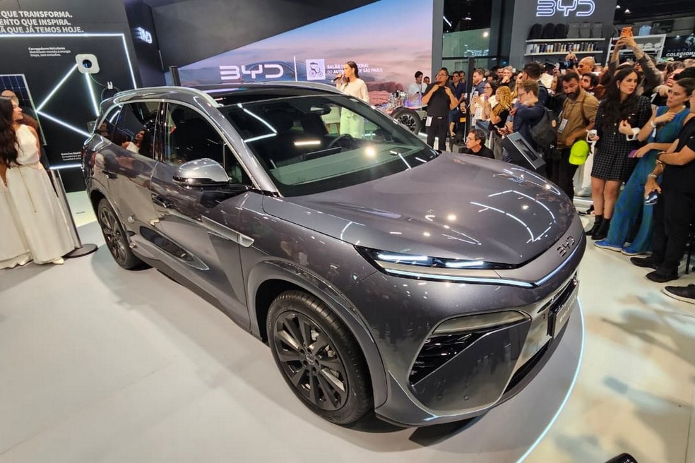BYD Atto 8 foi apresentado durante o Salão do Automóvel — Foto: Jady Peroni/Auto News Brasil