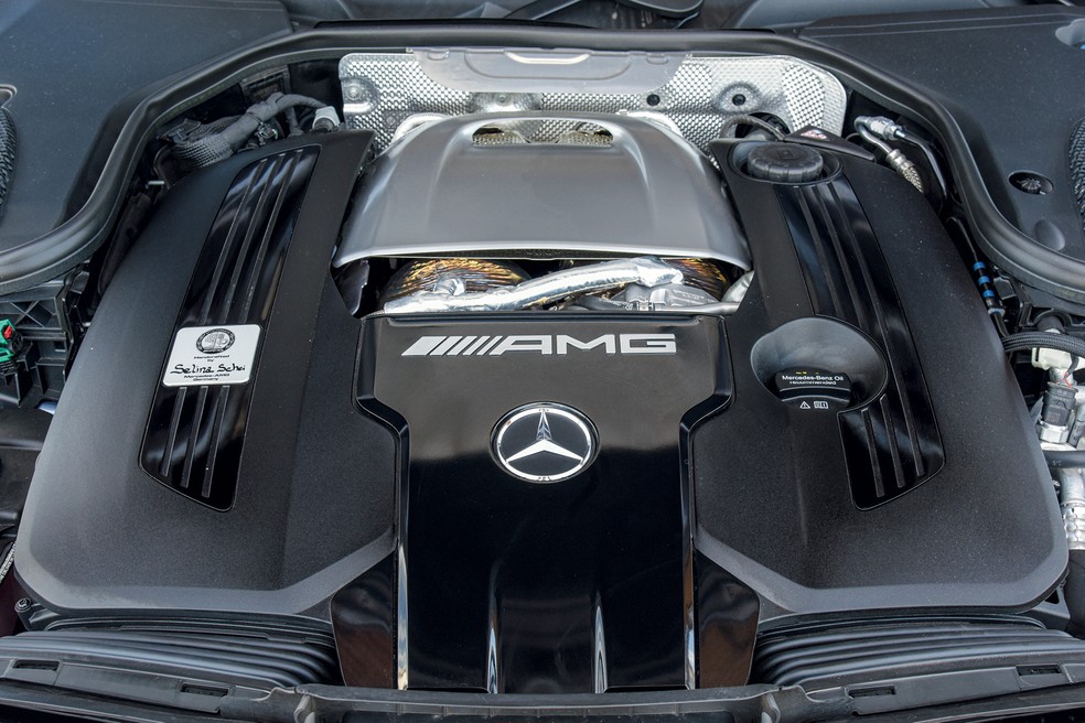 O motor V8 4.0 biturbo do AMG GT 63 S E Performance é montado de forma artesanal na fábrica de Affalterbach — Foto: Murilo Góes/Auto News Brasil