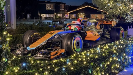 McLaren de Lando Norris na F1 vira decoração de Natal na Califórnia
