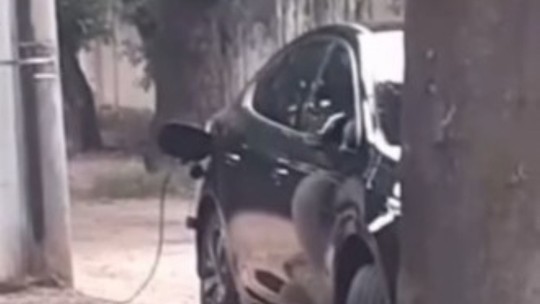 Motorista faz "gato" em poste de luz para carregar carro híbrido