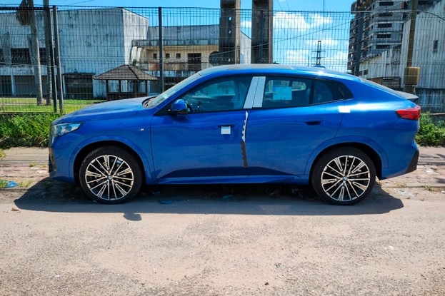 BMW X2 sendo distribuída em Ananindeua (PA)
