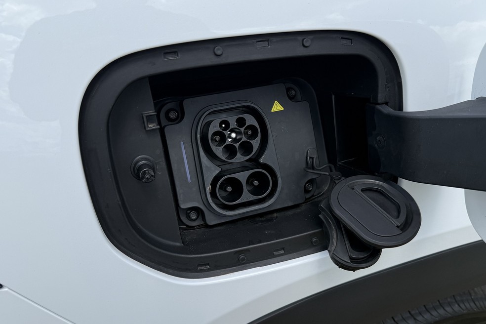 Plugue de recarga suporta carregadores AC e DC — Foto: Cauê Lira/Auto News Brasil