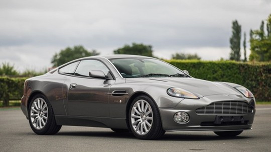 Aston Martin Vanquish que pertenceu à Rainha Elizabeth vai a leilão e deve render mais de R$ 500 mil