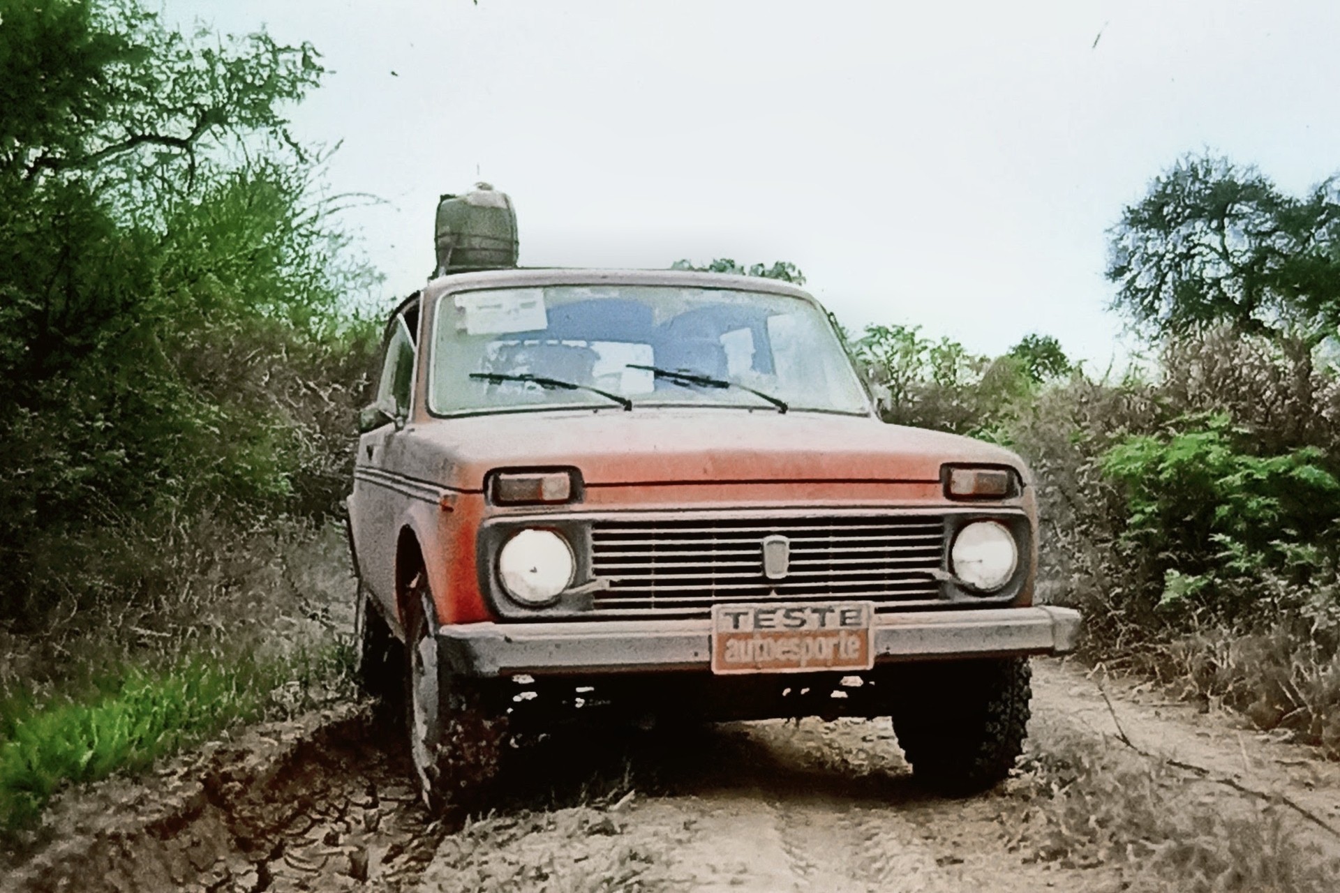 Lada Niva enfrentando lama durante o rali Transchaco em 1991
