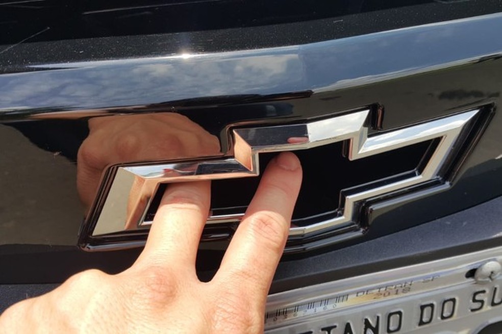 O símbolo da Chevrolet passou a ser vazado para permitir a entrada de ar para o motorzão 6.2 (Foto: Ulisses Cavalcante/Auto News Brasil) — Foto: Auto Esporte