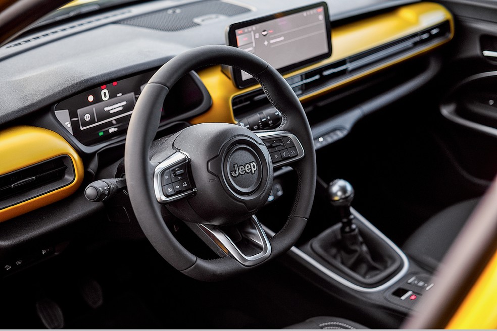 Jeep Avenger tem detalhes do painel na cor da carroceria — Foto: Divulgação