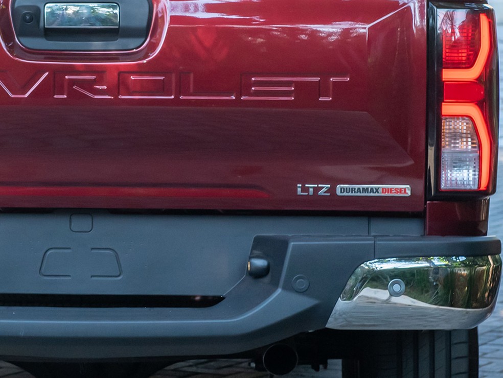 Plaqueta na traseira da Chevrolet S10 2025 traz o novo nome do motor 2.8: Duramax — Foto: Divulgação