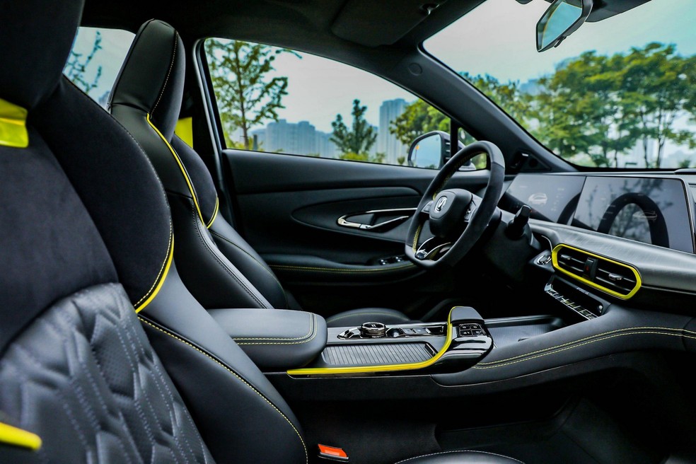 Interior do Changan Uni-T Sport pré-facelift: costuras e detalhes em amarelo para evocar esportividade — Foto: Divulgação