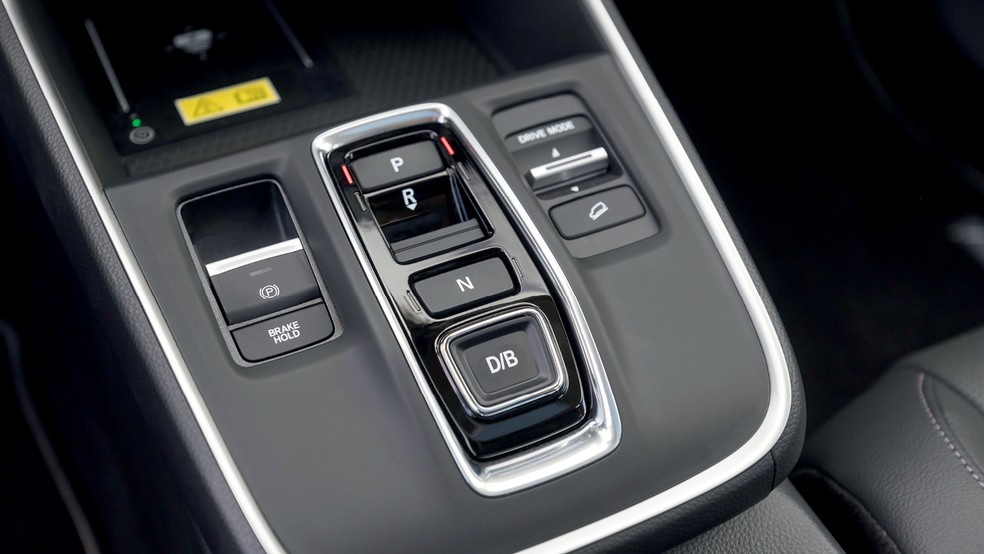 Console central traz comandos do câmbio automático e seletor de modos de condução — Foto: Divulgação