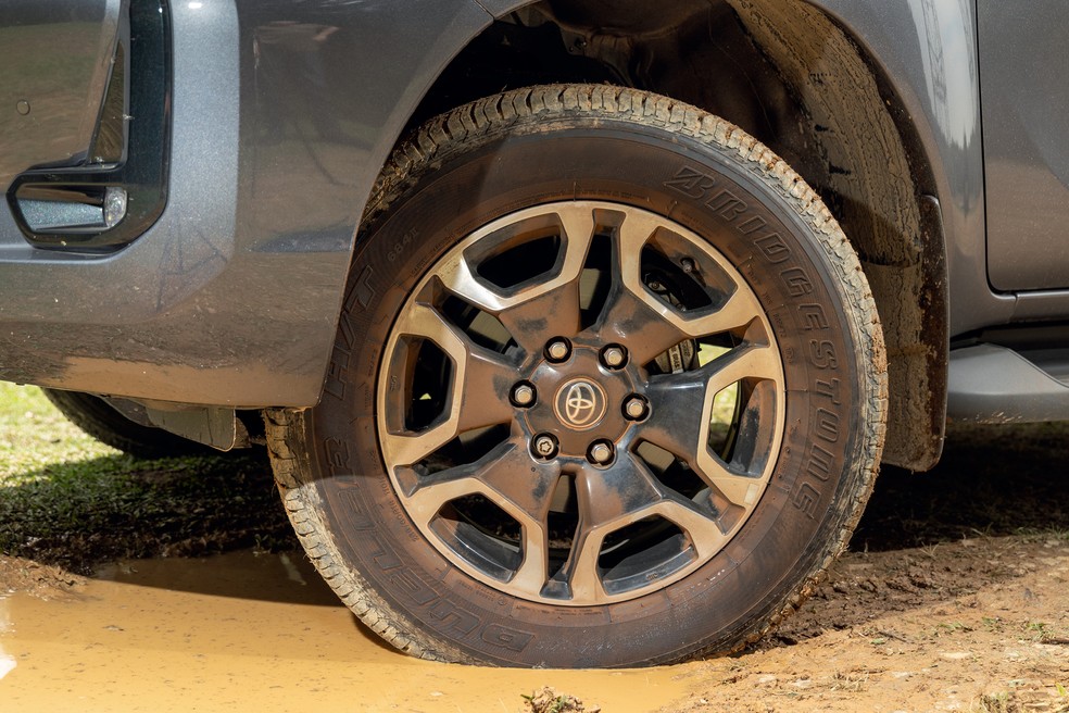 Toyota Hilux SRX não tem freios a disco em todas as rodas — Foto: Renato Durães/Auto News Brasil