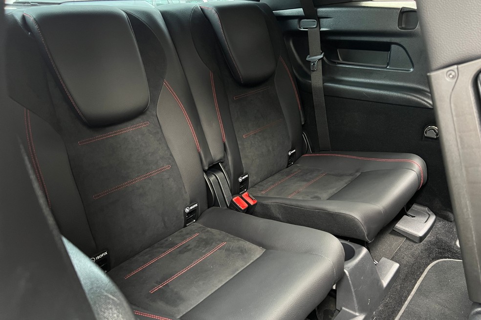 Mercedes-Benz GLB AMG Line oferece pouco espaço na terceira fileira — Foto: Vitória Drehmer/Auto News Brasil