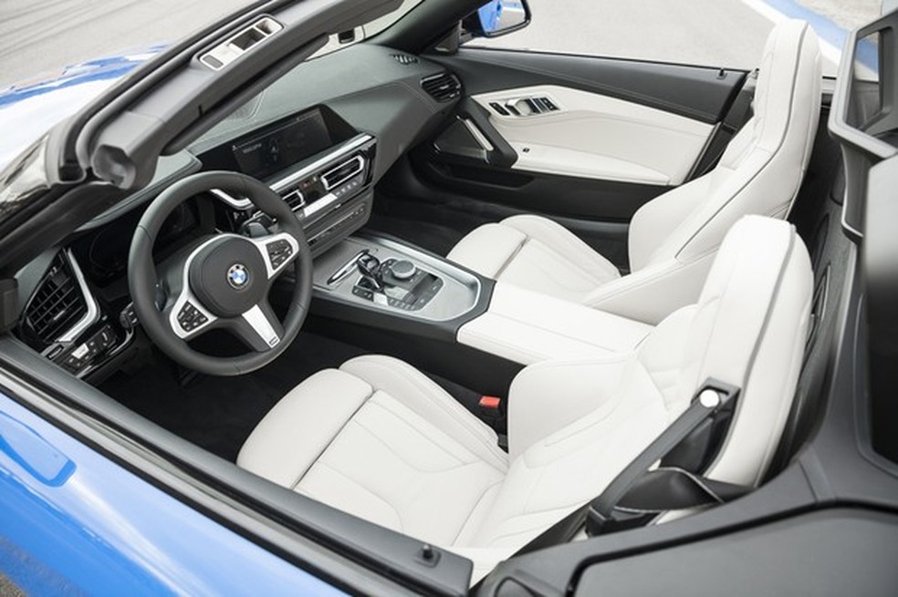 O interior alia bom acabamento com as mdernas telas digitais (Foto: Divulgação) — Foto: Auto Esporte