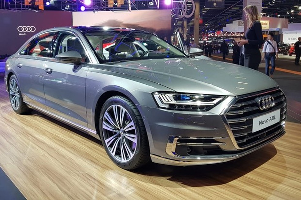Audi A8 está exposto em versão alongada L (Foto: Julio Cabral/Auto News Brasil) — Foto: Auto Esporte