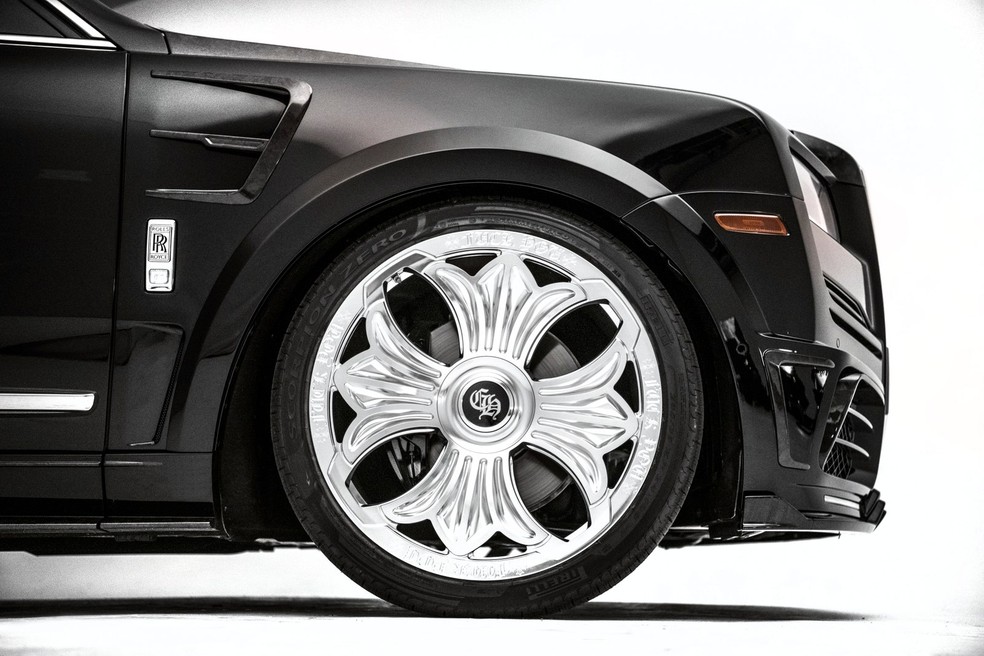 Rolls-Royce Cullinan do rapper Drake tem rodas customizadas com escrita de palavrão em inglês  — Foto: Divulgação