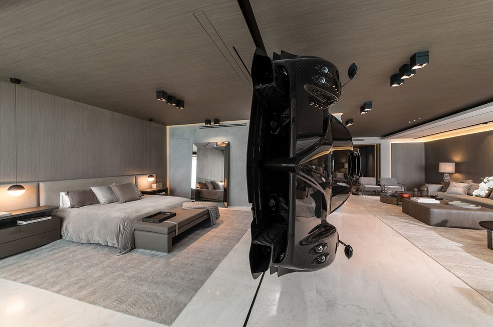Dono explica que a divisória é uma obra de arte e não um Pagani Zonda de verdade — Foto: Finishmycondo/Divulgação