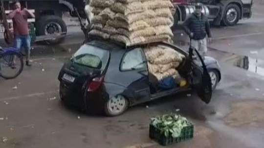 Ford Ka roda com 1,5 tonelada de batatas e viraliza nas redes sociais